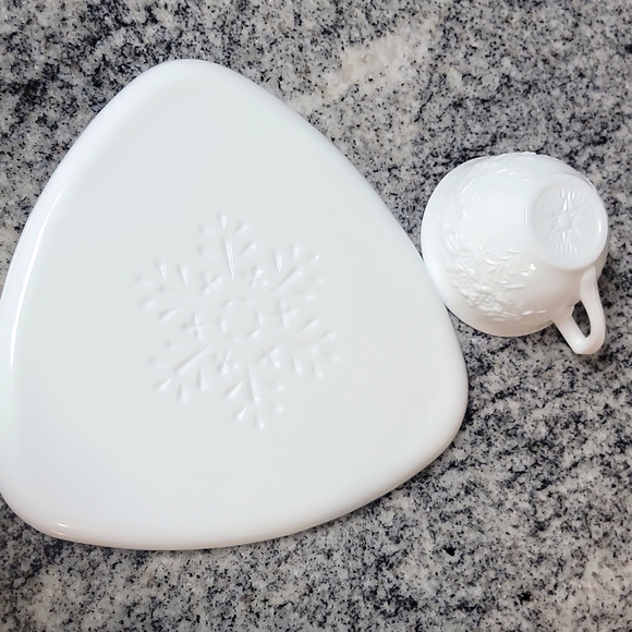 vintage Indiana milk glass snack sets of 2 triangular plates & cups - Picture 6 of 7